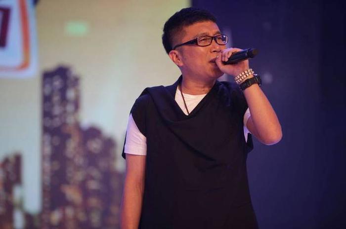 当年爆红的网络歌手，杨臣刚一首歌赚两亿，网络三巨头名副其实吗