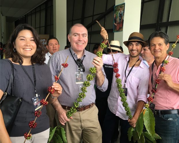 judges-pose-with-robusta