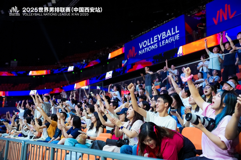 2025世界男排联赛(中国西安站）现场，观众席上气氛热烈。曲江体育集团供图