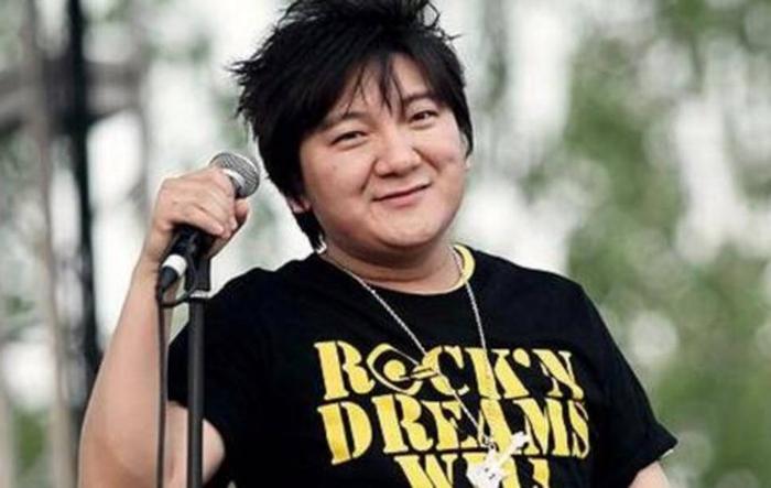 当年爆红的网络歌手，杨臣刚一首歌赚两亿，网络三巨头名副其实吗