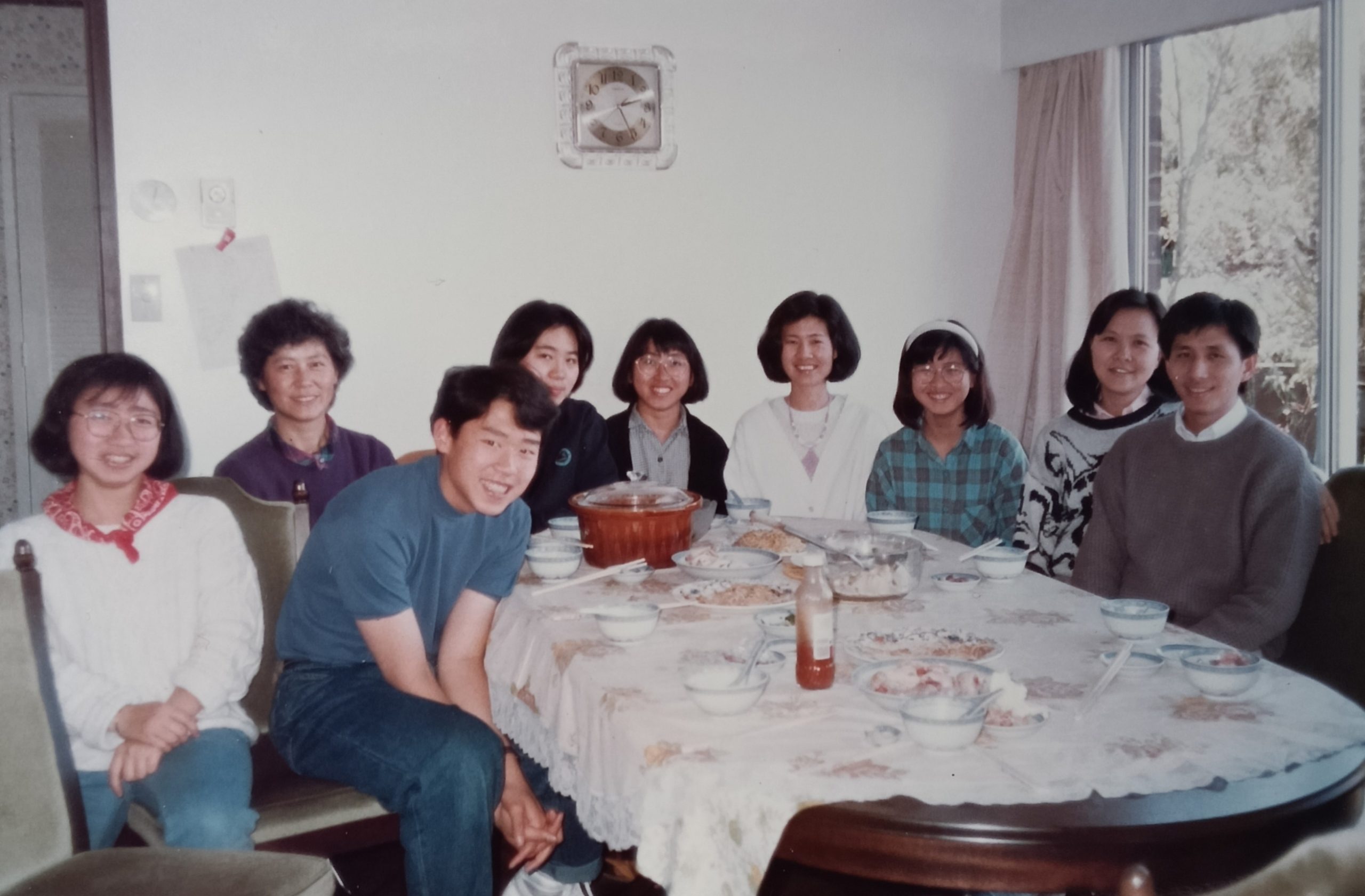 胡太太(后排左一)在奥克兰北岸的家烹煮丰盛华人餐,用爱心手磨红豆沙甜品款待留学生。(作者提供)