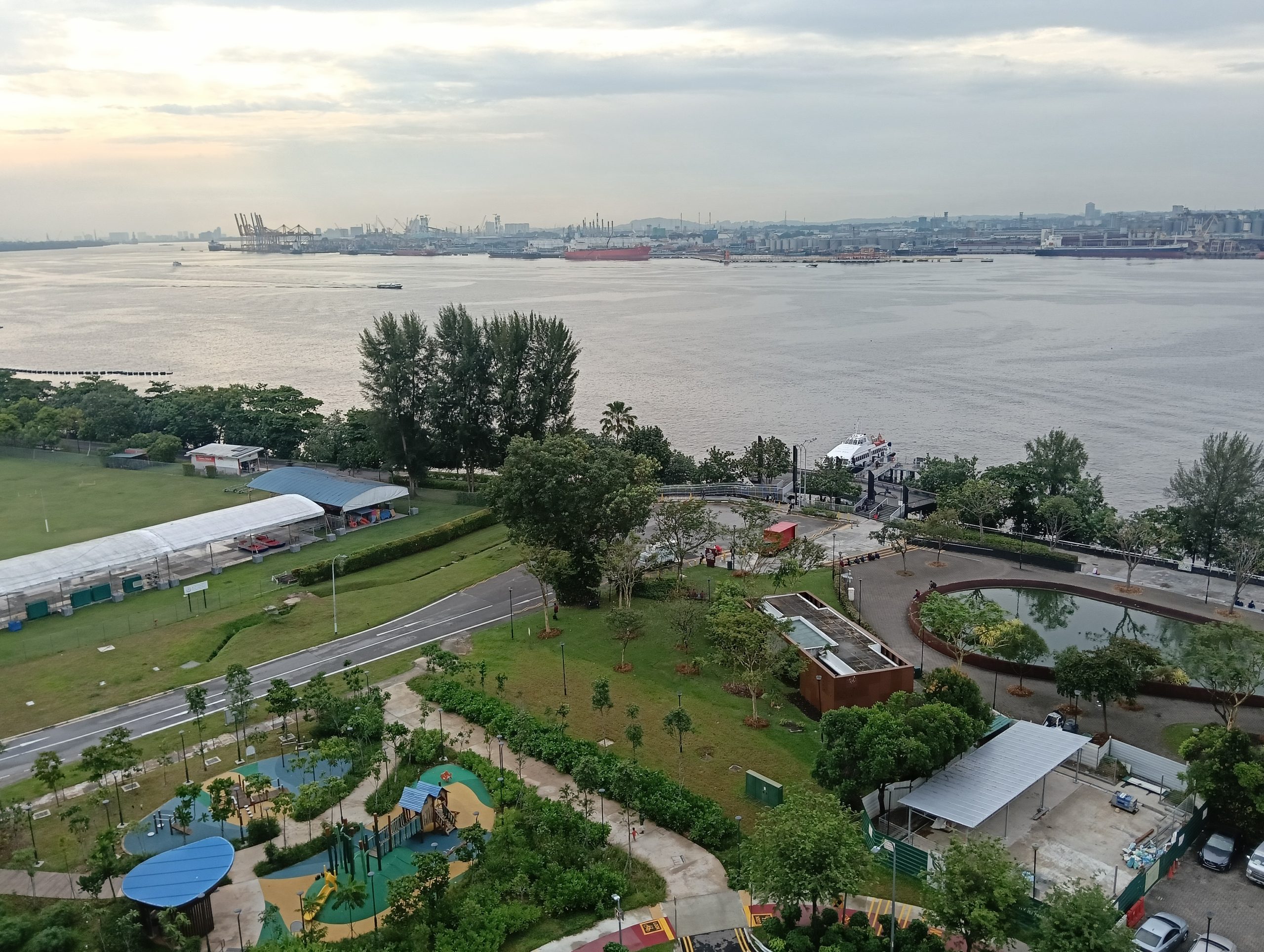 从新加坡北岸的组屋可见新柔海峡风光,近处岸边地景则一览无遗。(作者提供)