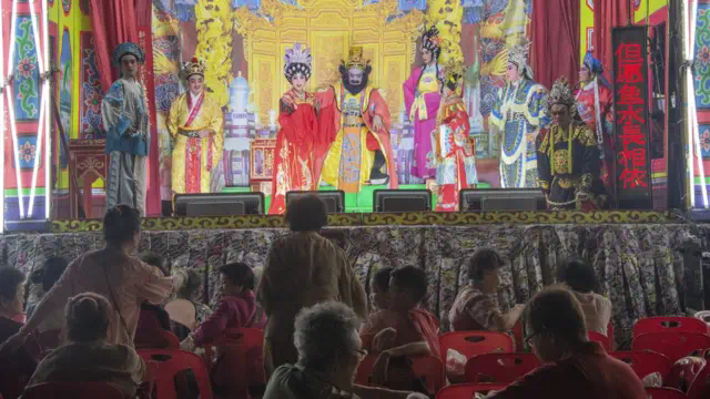 ตัวละครในชุดสวยงาม โลดแล่นอยู่บนเวที