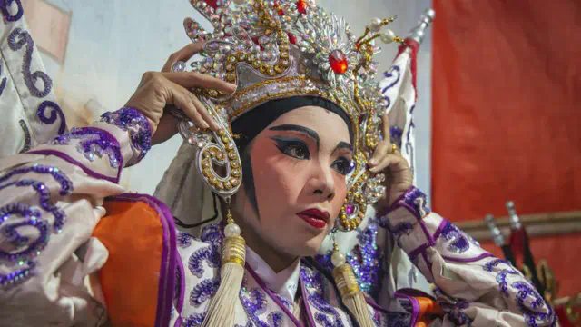 เครื่องศีรษะ เป็นส่วนสุดท้ายที่สวมใส่ก่อนเข้าฉาก