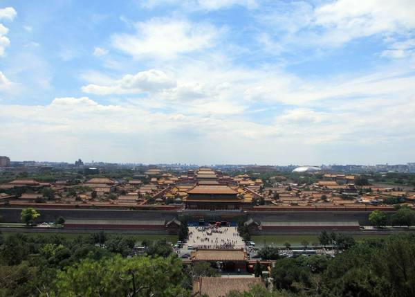 北京景山公园崇祯皇帝上吊的地方，歪脖树很茂盛