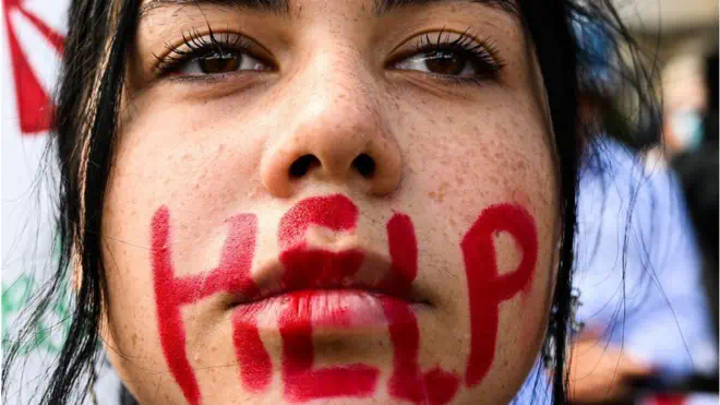 A young woman takes part in a protest on October 1, 2022 in Rome, following the death of Kurdish woman Mahsa Amini in Iran.