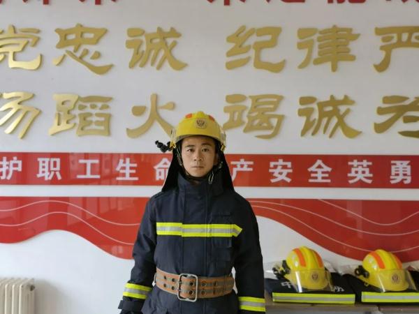 现实版蜘蛛侠！小女孩命悬一线，他徒手爬上六楼！