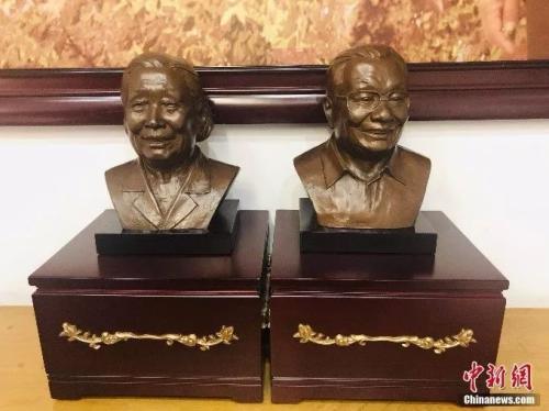 吴仁宝与妻子赵根娣像。朴丽娜 摄 吴仁宝与妻子赵根娣像。朴丽娜 摄