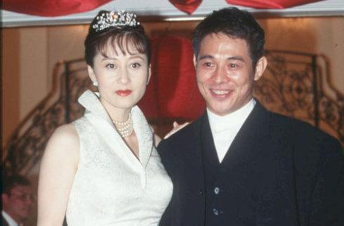 她是36F艳星，被黑帮追杀，小三上位后李连杰把她当生命的全部