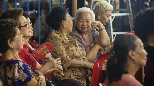 ผู้ชมที่ส่วนใหญ่เป็นคนไทยเชื้อสายจีน และอายุค่อนข้างมากแล้ว