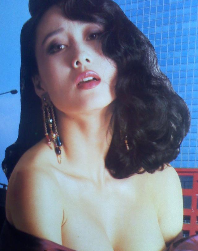 她是36F艳星，被黑帮追杀，小三上位后李连杰把她当生命的全部