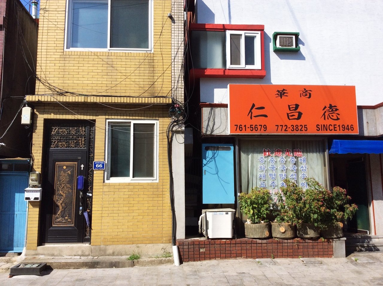除了餐廳，還有一些日漸邊緣化的貿易商和零售店面，共同維繫著中國城內日漸稀薄的「中國特色」。 圖／作者李易安拍攝