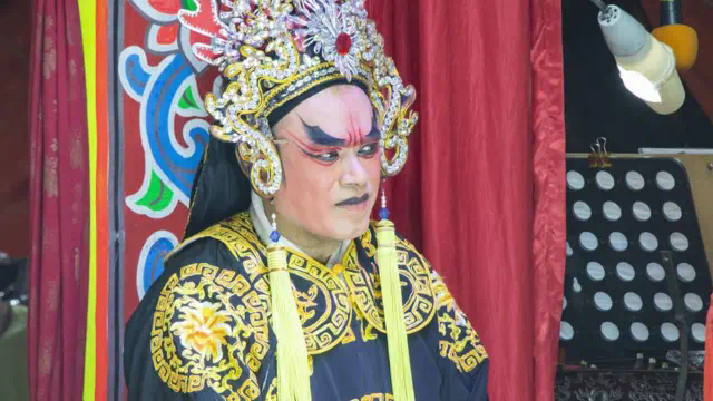 "งิ้วคือพระเจ้า"