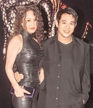 她是36F艳星，被黑帮追杀，小三上位后李连杰把她当生命的全部