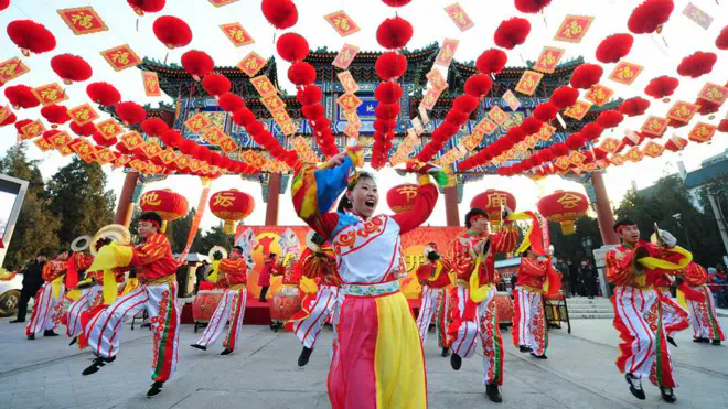 北京地坛公园的春节庆祝演出。