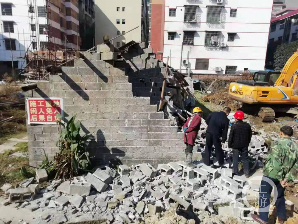 ▲2020年11月20日，孙家使用了16年的“蘑菇房”被街道办组织人员强拆。图片来源/受访者供图