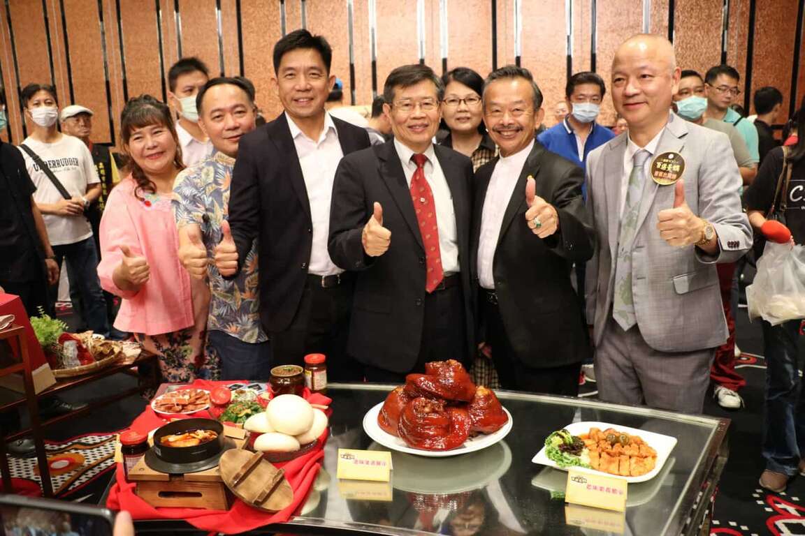 長官與店家合照比讚