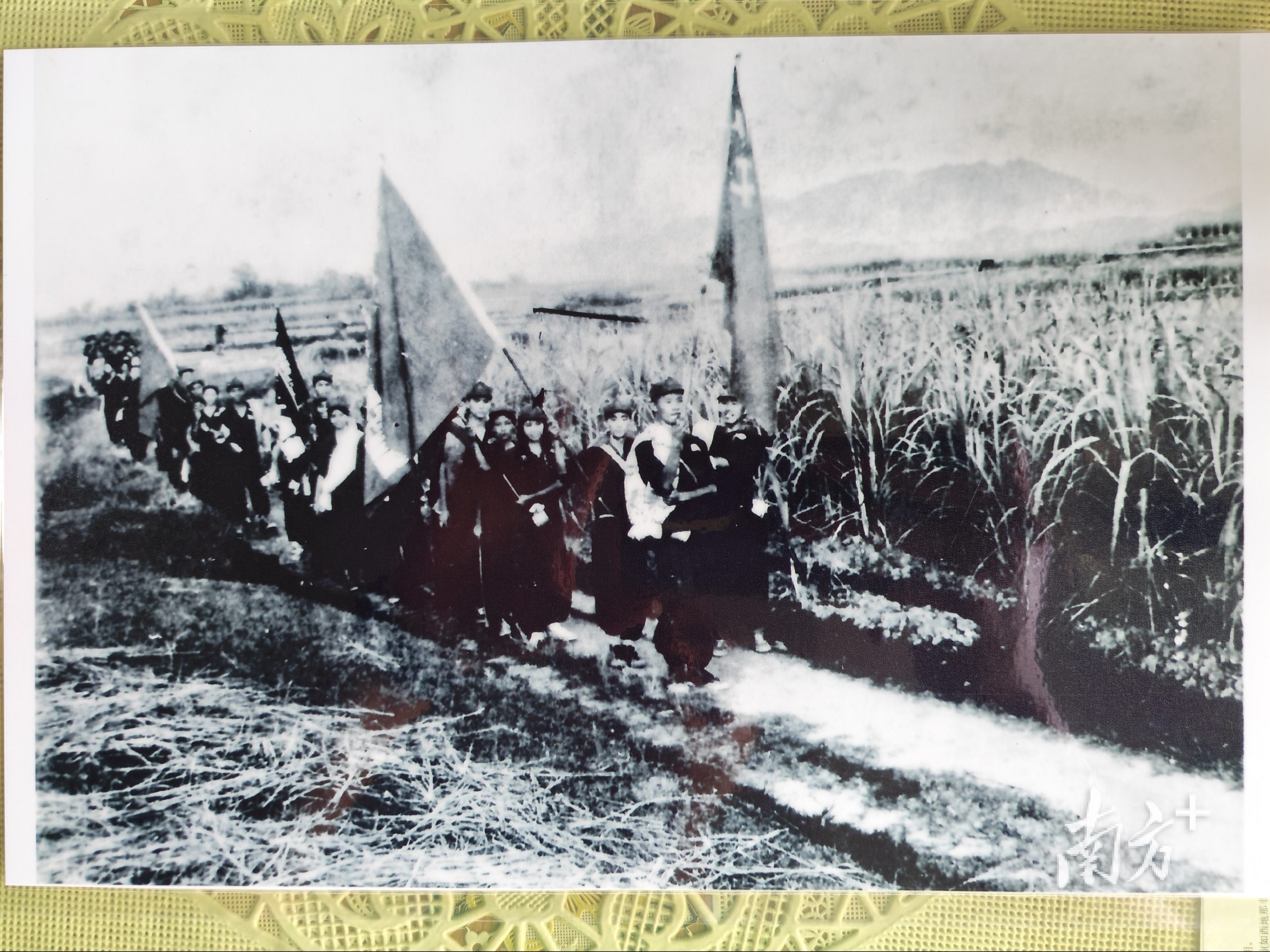 1949年7月30日，华南文工团第四队在东江游击区到粤赣湘司令部庆祝八一演出途中（队首为马明）。