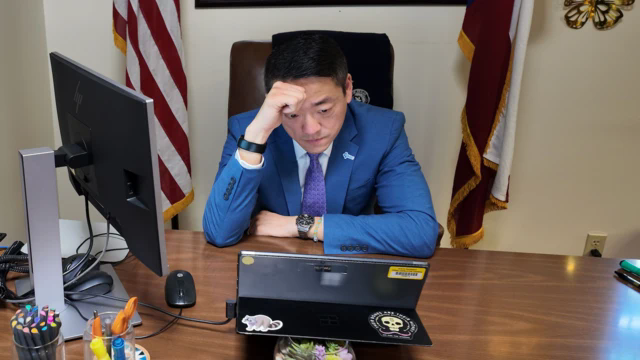 吴元之坐在办公桌，凝视着电脑。