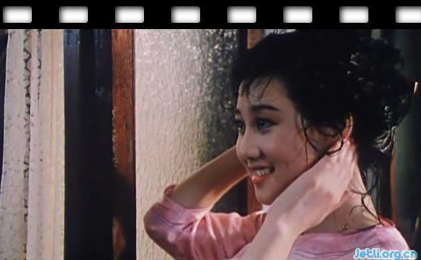 她是36F艳星，被黑帮追杀，小三上位后李连杰把她当生命的全部